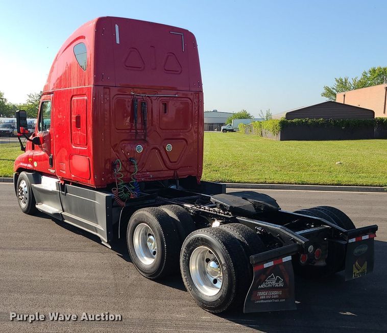 image for item MJ9324 2016 Freightliner Cascadia  semi truck