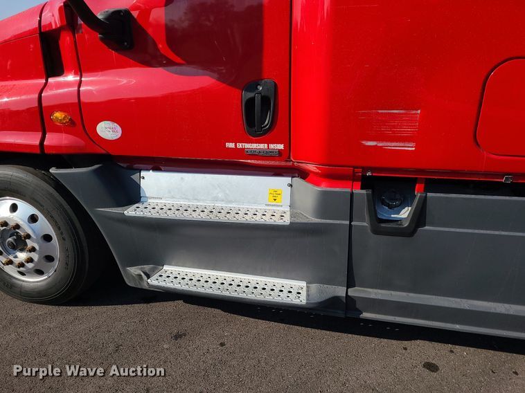 image for item MJ9324 2016 Freightliner Cascadia  semi truck