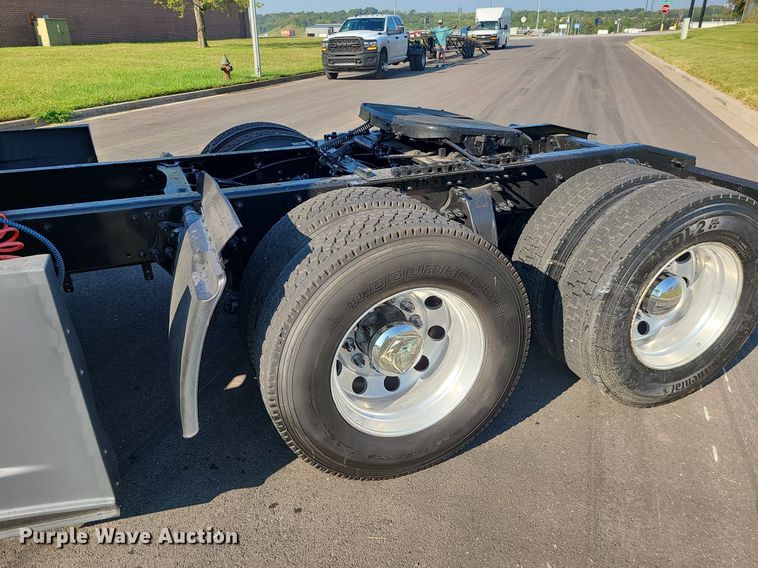 image for item MJ9324 2016 Freightliner Cascadia  semi truck