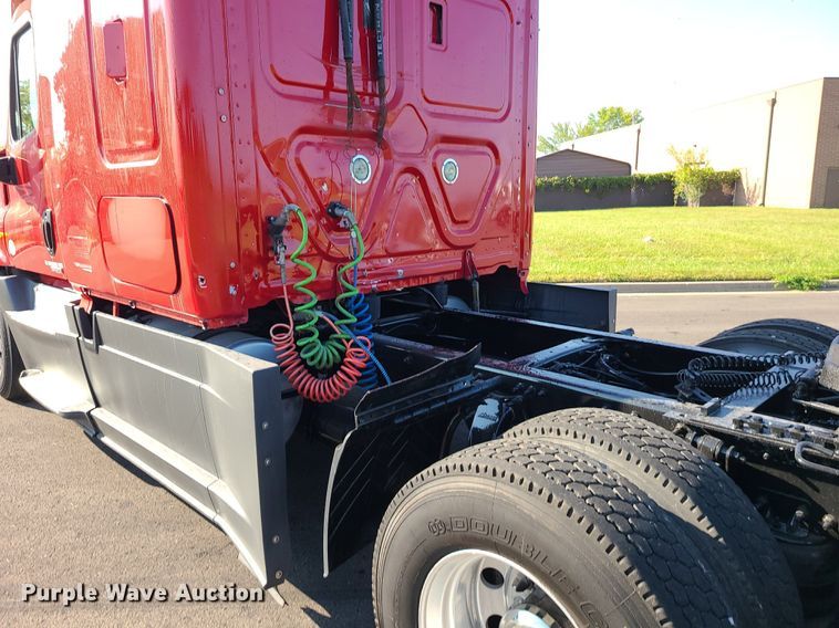 image for item MJ9324 2016 Freightliner Cascadia  semi truck