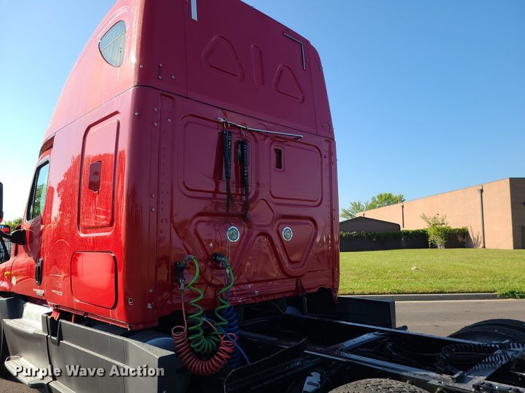 image for item MJ9324 2016 Freightliner Cascadia  semi truck