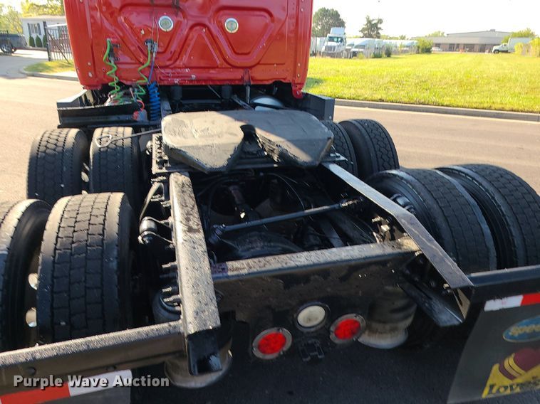 image for item MJ9324 2016 Freightliner Cascadia  semi truck