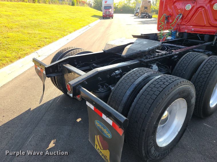 image for item MJ9324 2016 Freightliner Cascadia  semi truck