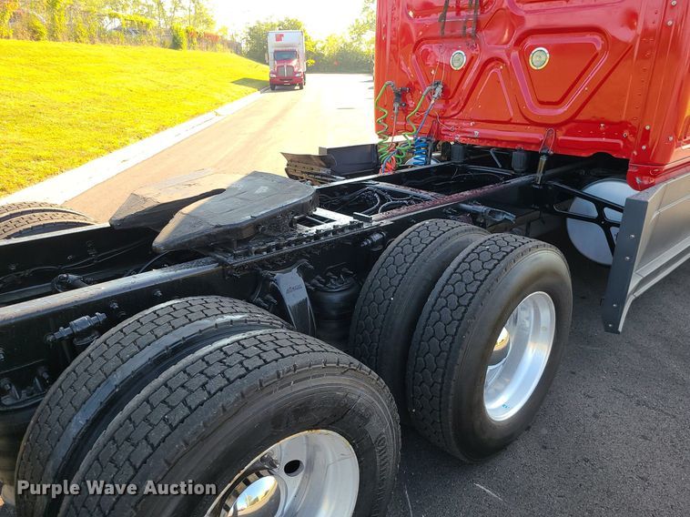 image for item MJ9324 2016 Freightliner Cascadia  semi truck