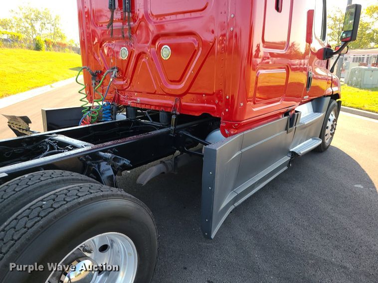 image for item MJ9324 2016 Freightliner Cascadia  semi truck