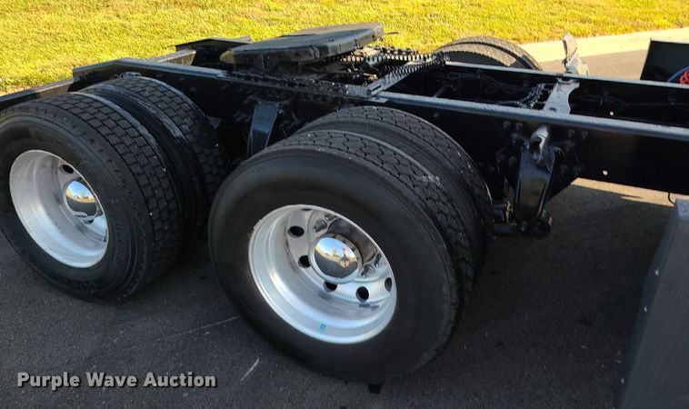 image for item MJ9324 2016 Freightliner Cascadia  semi truck