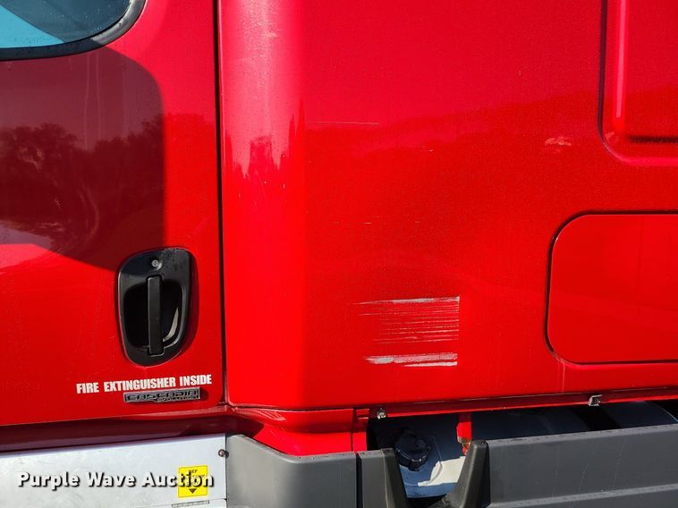 image for item MJ9324 2016 Freightliner Cascadia  semi truck