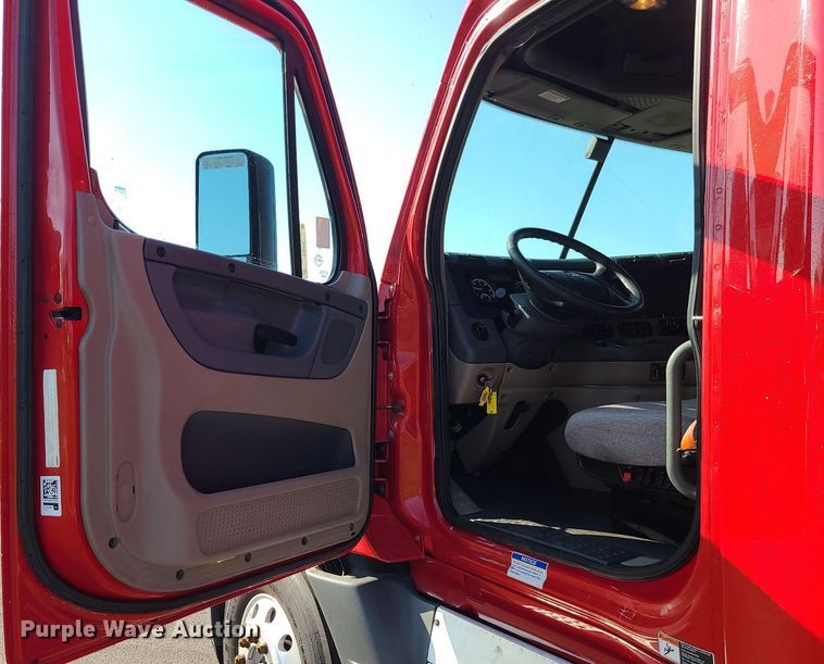 image for item MJ9324 2016 Freightliner Cascadia  semi truck