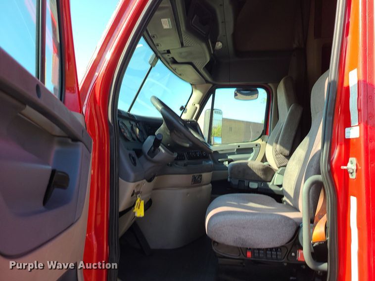 image for item MJ9324 2016 Freightliner Cascadia  semi truck