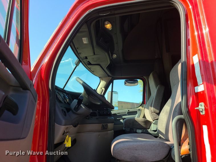 image for item MJ9324 2016 Freightliner Cascadia  semi truck