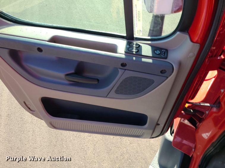 image for item MJ9324 2016 Freightliner Cascadia  semi truck