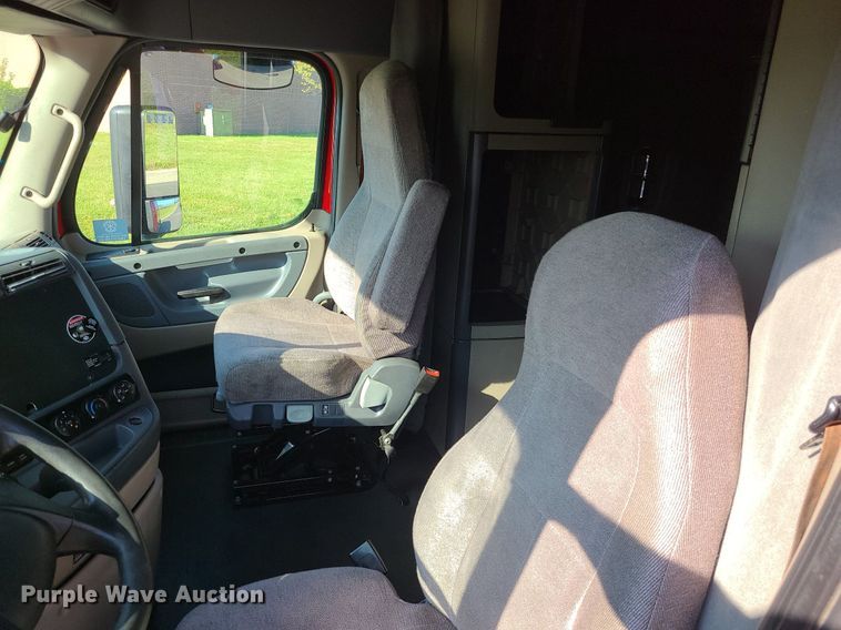 image for item MJ9324 2016 Freightliner Cascadia  semi truck