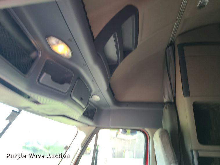 image for item MJ9324 2016 Freightliner Cascadia  semi truck