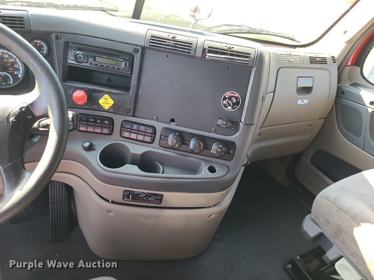 image for item MJ9324 2016 Freightliner Cascadia  semi truck