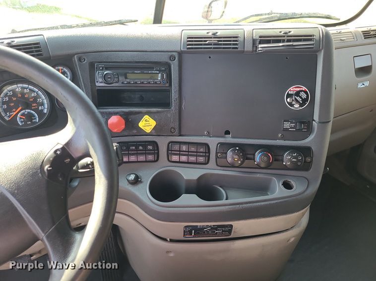 image for item MJ9324 2016 Freightliner Cascadia  semi truck