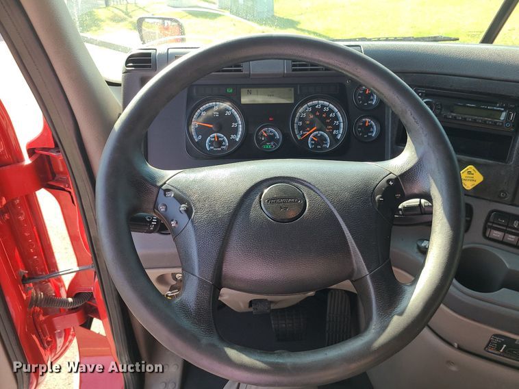 image for item MJ9324 2016 Freightliner Cascadia  semi truck