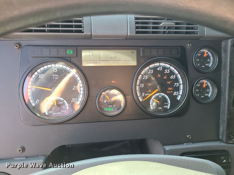 image for item MJ9324 2016 Freightliner Cascadia  semi truck