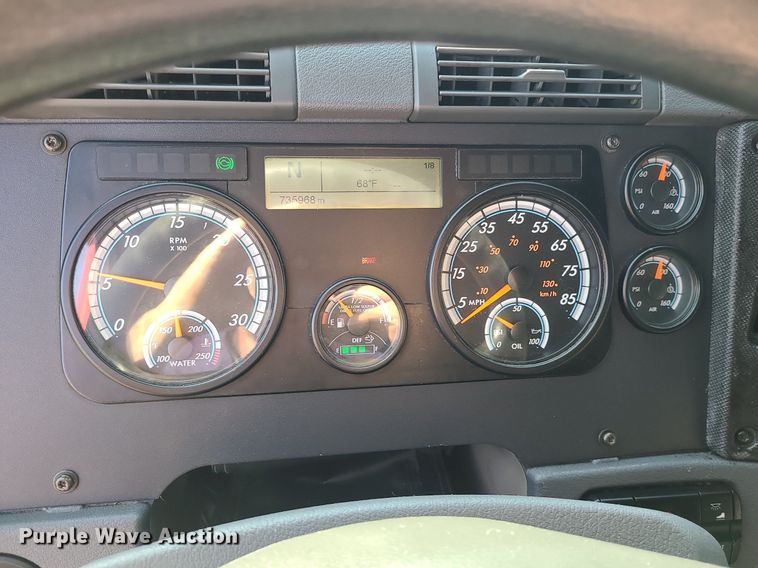 image for item MJ9324 2016 Freightliner Cascadia  semi truck