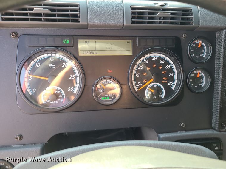 image for item MJ9324 2016 Freightliner Cascadia  semi truck