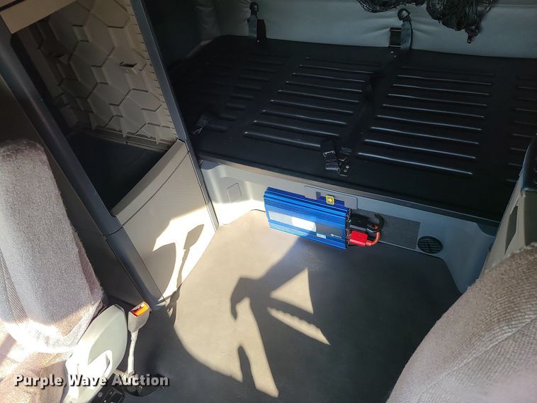 image for item MJ9324 2016 Freightliner Cascadia  semi truck