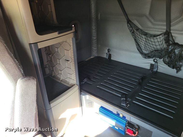 image for item MJ9324 2016 Freightliner Cascadia  semi truck