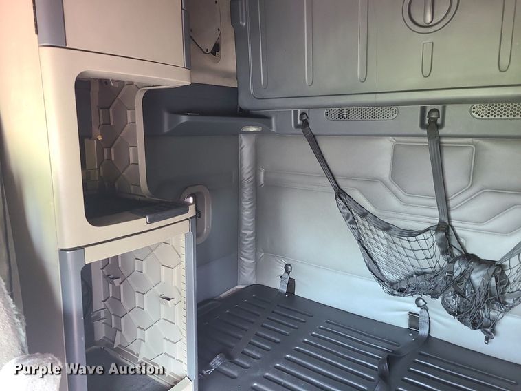 image for item MJ9324 2016 Freightliner Cascadia  semi truck