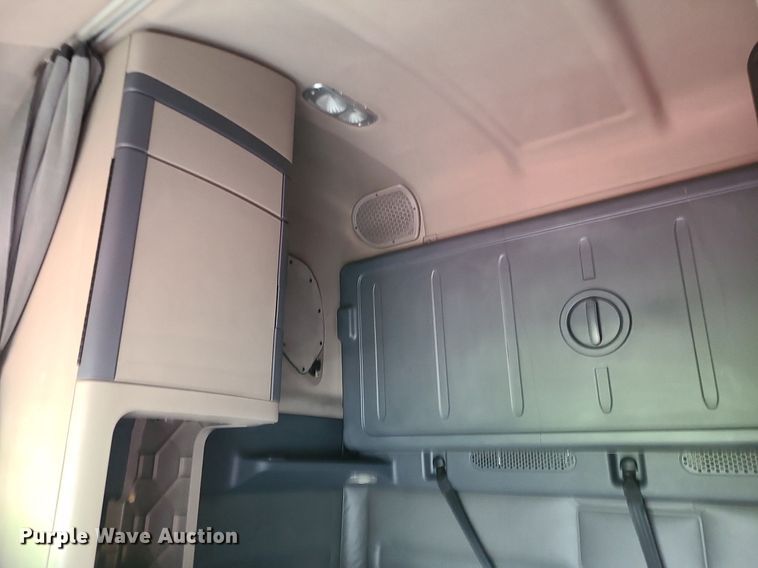 image for item MJ9324 2016 Freightliner Cascadia  semi truck