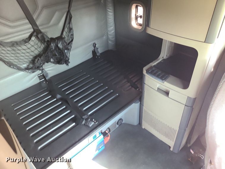 image for item MJ9324 2016 Freightliner Cascadia  semi truck