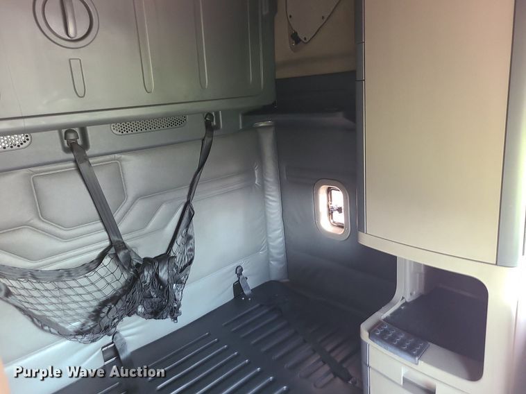 image for item MJ9324 2016 Freightliner Cascadia  semi truck