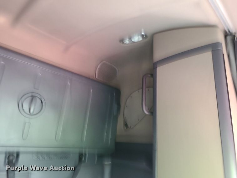 image for item MJ9324 2016 Freightliner Cascadia  semi truck