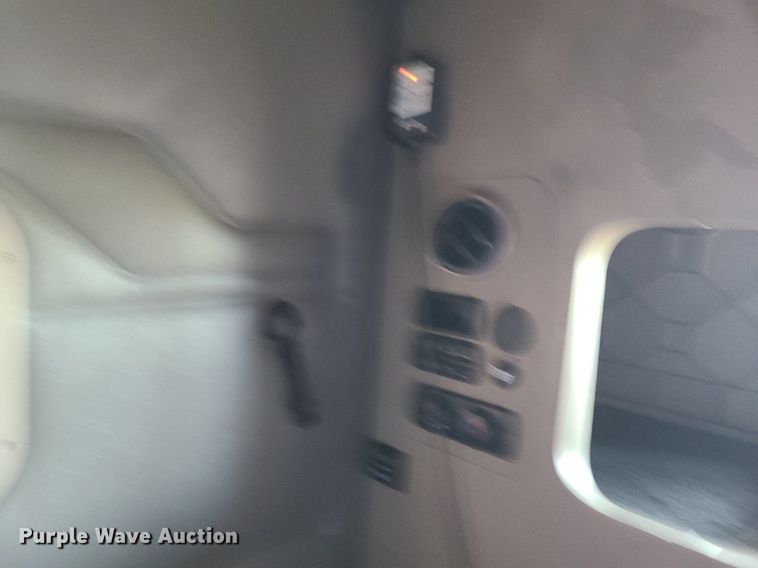 image for item MJ9324 2016 Freightliner Cascadia  semi truck