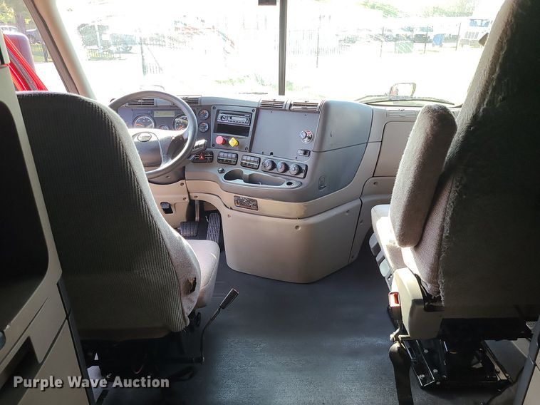 image for item MJ9324 2016 Freightliner Cascadia  semi truck