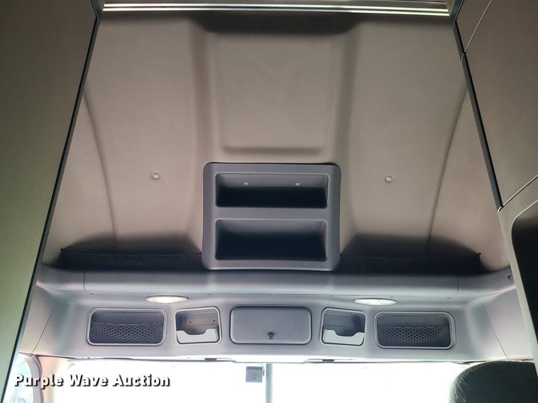 image for item MJ9324 2016 Freightliner Cascadia  semi truck