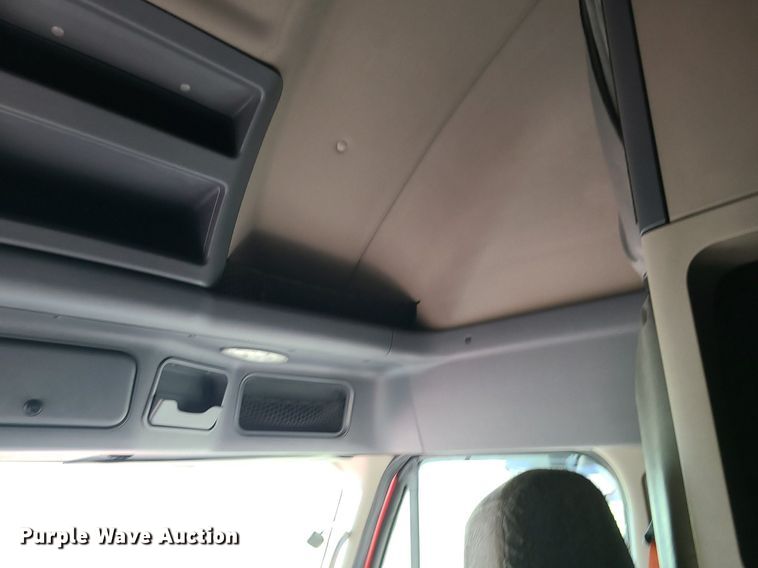 image for item MJ9324 2016 Freightliner Cascadia  semi truck