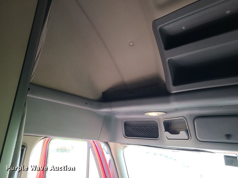 image for item MJ9324 2016 Freightliner Cascadia  semi truck