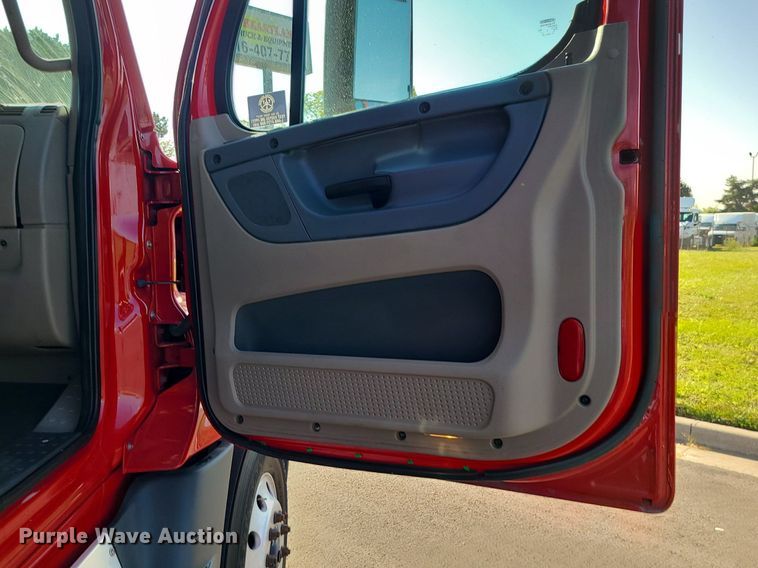 image for item MJ9324 2016 Freightliner Cascadia  semi truck