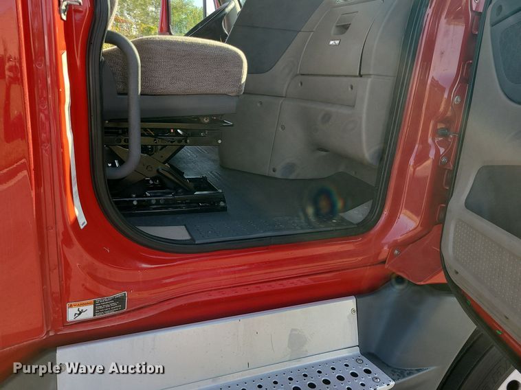 image for item MJ9324 2016 Freightliner Cascadia  semi truck