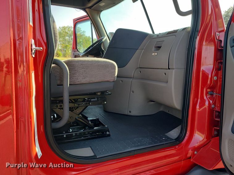 image for item MJ9324 2016 Freightliner Cascadia  semi truck