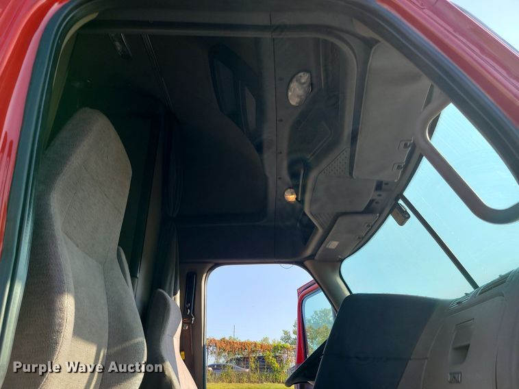 image for item MJ9324 2016 Freightliner Cascadia  semi truck