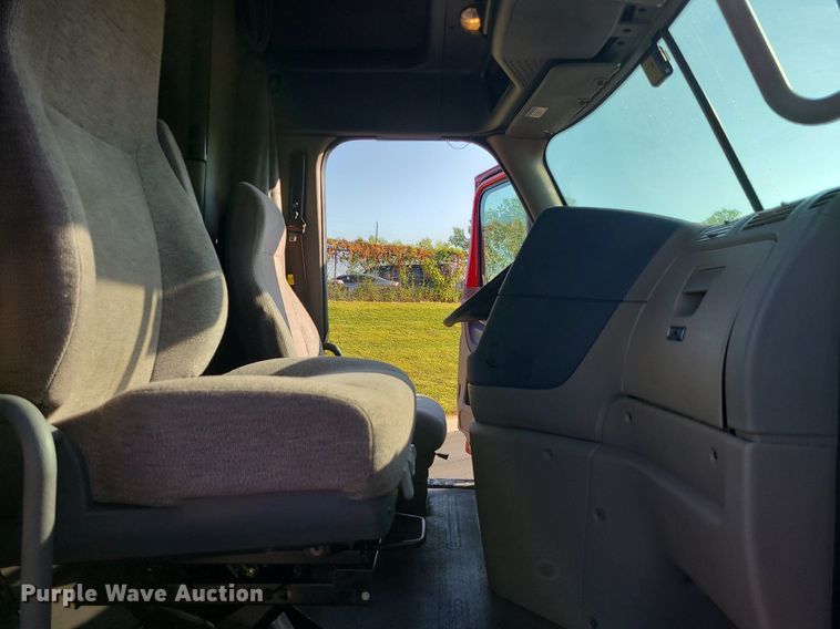 image for item MJ9324 2016 Freightliner Cascadia  semi truck