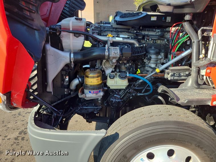 image for item MJ9324 2016 Freightliner Cascadia  semi truck