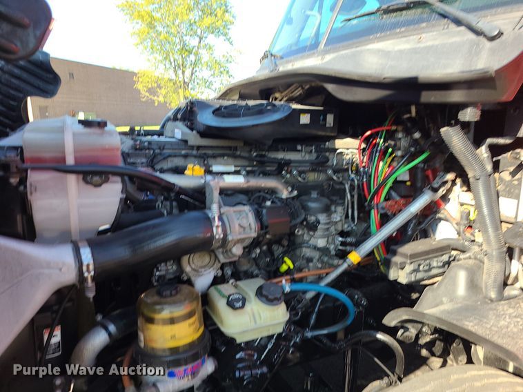 image for item MJ9324 2016 Freightliner Cascadia  semi truck