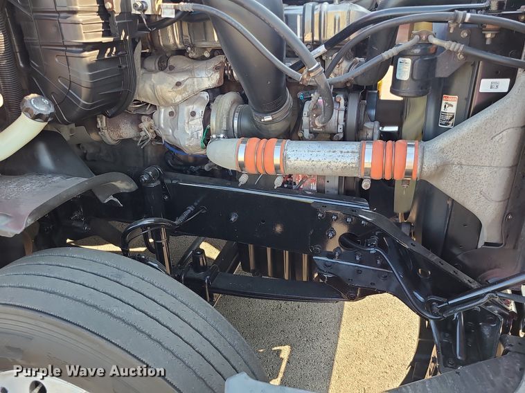 image for item MJ9324 2016 Freightliner Cascadia  semi truck