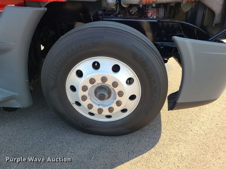 image for item MJ9324 2016 Freightliner Cascadia  semi truck