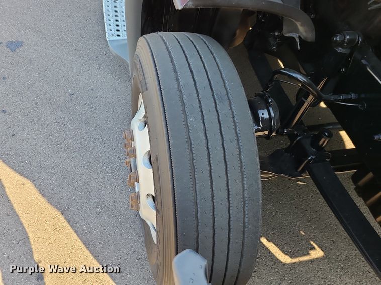 image for item MJ9324 2016 Freightliner Cascadia  semi truck