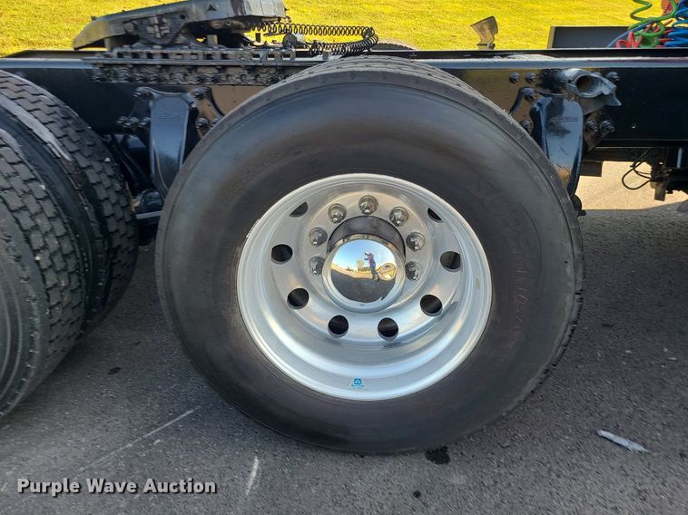 image for item MJ9324 2016 Freightliner Cascadia  semi truck