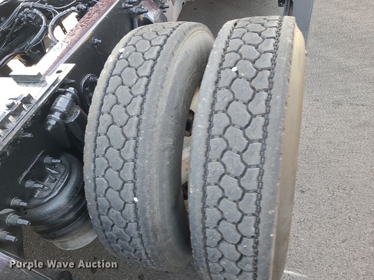 image for item MJ9324 2016 Freightliner Cascadia  semi truck