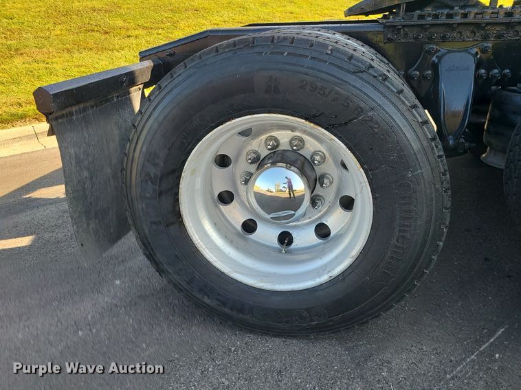 image for item MJ9324 2016 Freightliner Cascadia  semi truck