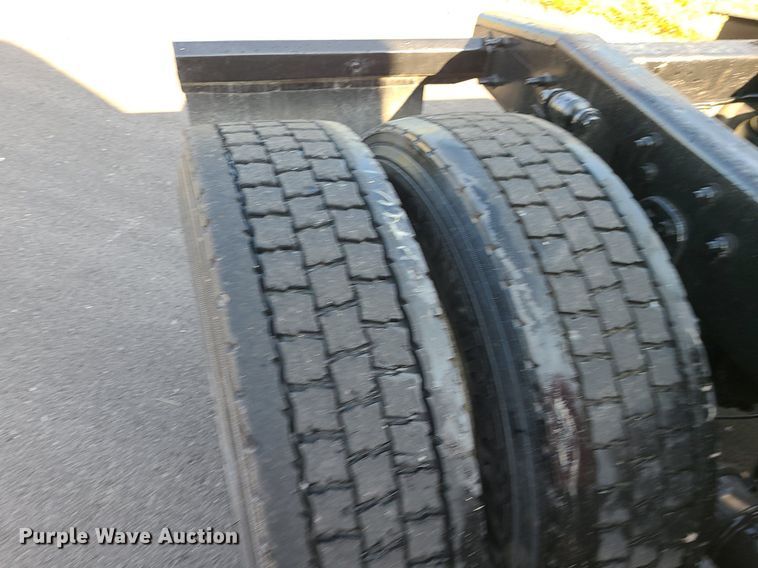 image for item MJ9324 2016 Freightliner Cascadia  semi truck