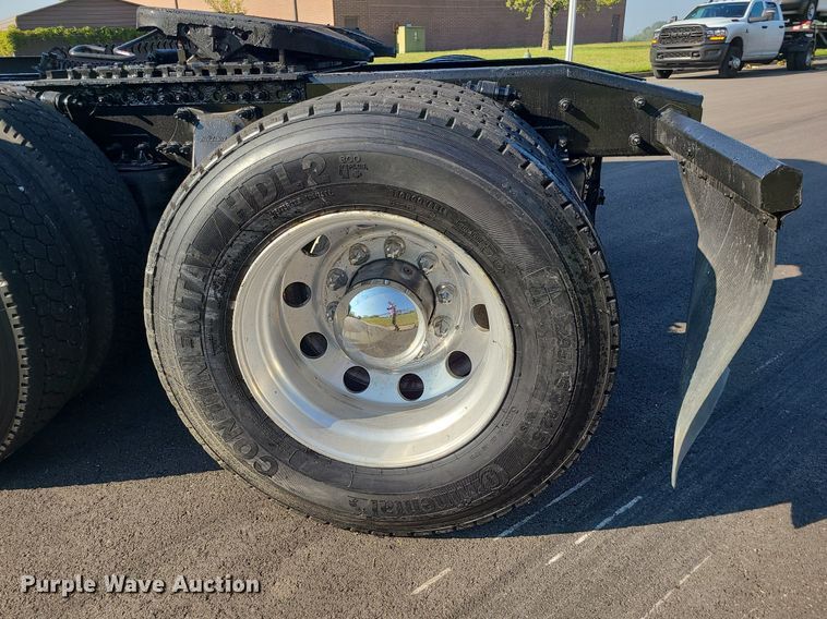 image for item MJ9324 2016 Freightliner Cascadia  semi truck